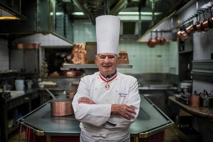 Paul Bocuse en la cocina de L'Auberge de Pont, de Collonges, en 2012