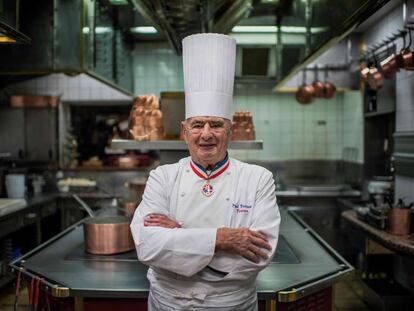 Paul Bocuse en la cocina de L&#039;Auberge de Pont, de Collonges, en 2012