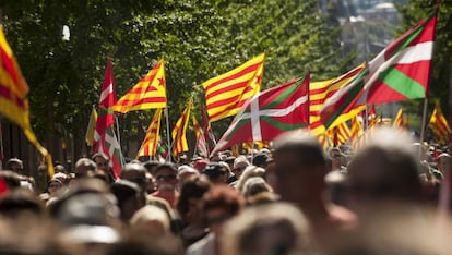 Ikurriñas y esteladas durante una manifestación en San Sebastián el pasado año.