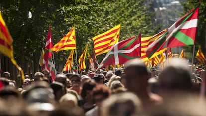 Ikurriñas y esteladas durante una manifestación en San Sebastián el pasado año. 