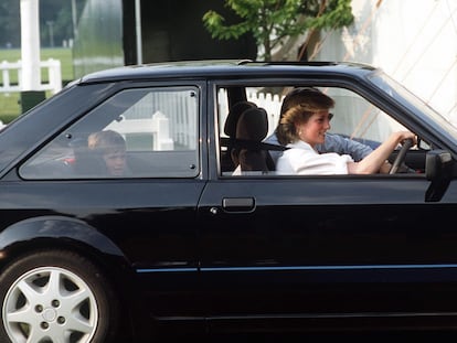 La princesa Diana conduce su Ford Escort RS Turbo S1 con el príncipe Guillermo sentado en un asiento especial detrás en junio de 1986.