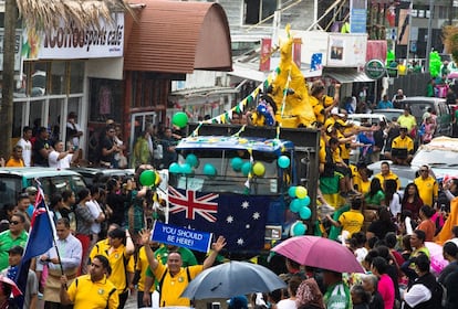 Miles de ciudadanos han salido a la calle para festejar la coronación de su nuevo Rey. Tonga es un archipiélago de apenas 718 kilómetros cuadrados que cuenta con 119.000 habitantes distribuidos en más de un centenar de islas y atesora la última monarquía del Pacifico Sur