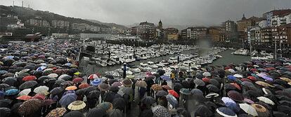 Centenares de personas han apoyado a los familiares de los marineros del 'Alakrana'