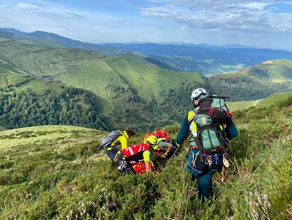 Rescate montañero fallecido en los montes de Cantabria.