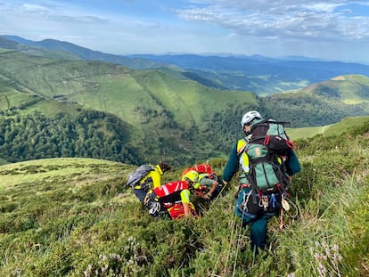 Rescate montañero fallecido en los montes de Cantabria.