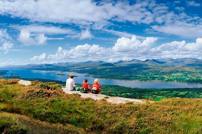 Montañas envueltas por la niebla, antiguos castillos, abadías y ruinas para explorar. El condado de Kerry, en Irlanda, es un destino perfecto para familias aventureras. La península de Dingle y el Anillo de Kerry (que forma parte de la Carretera Salvaje Atlántica) tienen muchas atracciones a lo largo del camino, como la bahía de Kenmare.