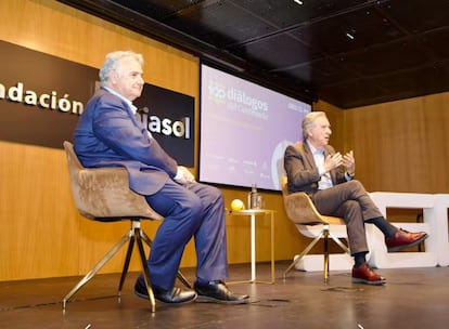 El director de Radio Sevilla y la cadena Ser Andalucía, Antonio Yélamo, y el periodista Iñaki Gabilondo, durante la charla de los 'Diálogos del Centenario', organizados por Radio Sevilla. CURRO CASILLAS