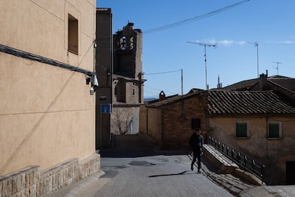 Un vecino pasea por Alcarràs, ayer.