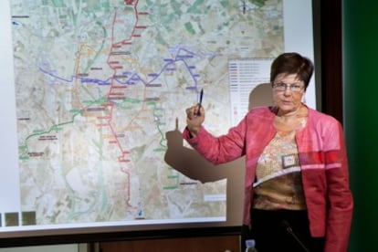 La consejera de Obras Públicas y Vivienda de la Junta de Andalucía, Josefina Cruz, muestra el diseño del futuro metro de Sevilla.