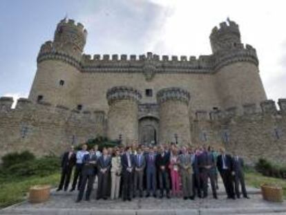 Fotografía facilitada por la Comunidad de Madrid de su presidente, Ignacio González (c), que posa para fotografía de familia durante la presentación del Plan de Turismo regional, hoy en el Castillo de Manzanares el Real. EFE/Archivo