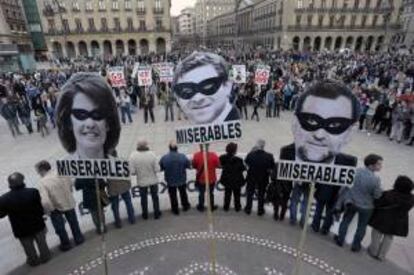 Un momento de la manifestación convocada por todos los sindicatos del sector en Navarra, en defensa de "los servicios públicos de calidad" y en rechazo de la política de recortes que practican los gobiernos navarro y estatal y sus repercusiones en la ciudadanía, que esta tarde ha recorrido las calles de Pamplona.