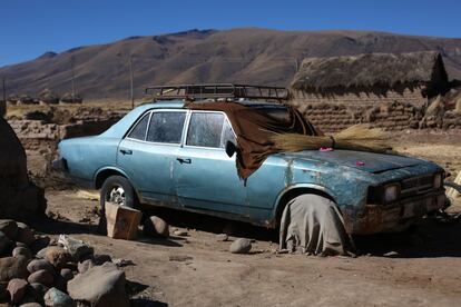 Sobre este coche ya en desuso, un manojo de paja con la que realizan artesanías las mujeres para traer algo de dinero al hogar. 