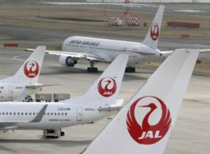 Las compañías aéreas japonesas All Nippon Airways (ANA) y Japan Airlines (JAL) comenzaron hoy a sustituir las baterías defectuosas de sus modelos Boeing 787 "Dreamliner", que permanecen en tierra desde mediados de enero por motivos de seguridad.