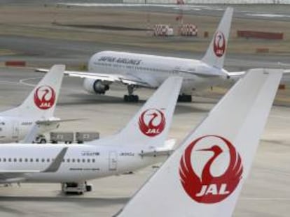 Las compañías aéreas japonesas All Nippon Airways (ANA) y Japan Airlines (JAL) comenzaron hoy a sustituir las baterías defectuosas de sus modelos Boeing 787 "Dreamliner", que permanecen en tierra desde mediados de enero por motivos de seguridad.