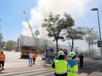 Los bomberos trabajan este martes en la extinción del incendio en el centro comercial Heron City de la localidad madrileña de Las Rozas.