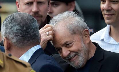 Lula da Silva, tras salir de la cárcel en Curitiba, Brasil.