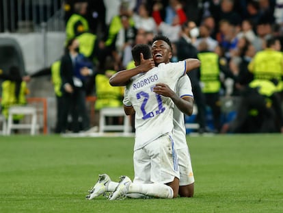 Rodrygo y Vinicius se abrazan tras eliminar al City el miércoles en el Bernabéu.