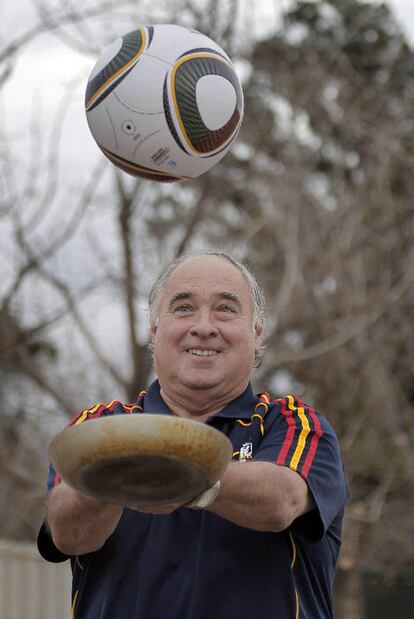 Arbizu, con dos de sus pasiones, la sartén y el balón.