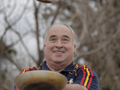 Arbizu, con dos de sus pasiones, la sartén y el balón.