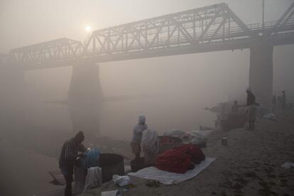 Lavandería al aire libre, en las orillas del río Yamuna, rodeada de un denso esmog, en Agra (India).