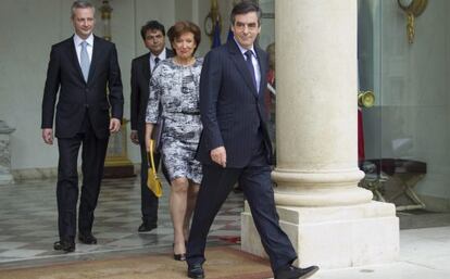 El primer ministro francés, François Fillon (derecha), y otros miembros del Gobierno salen del Elíseo tras el último Consejo de Ministros.