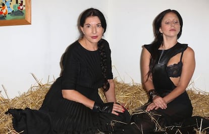 Marina Abramovic con Lady Gaga, el pasado 27 de julio, en la gala benéfica anual que organiza Robert Wilson en su fundación en los Hamptons.