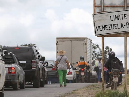 Venezuelanos na fronteira com o Brasil, em Santa Elena de Uairen.