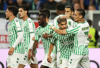 Abde Ezzalzouli, celebra con sus compañeros del Betis el gol marcado al Chelsea.