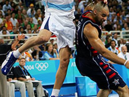 Herrmann entra a canasta ante Boozer.
