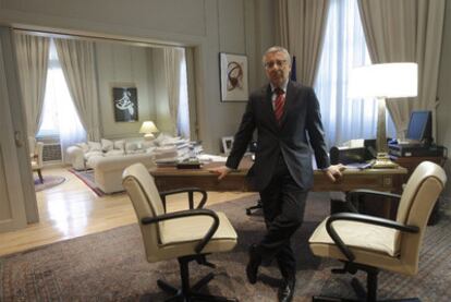 El ministro José Blanco, en su despacho oficial del Ministerio de Fomento.