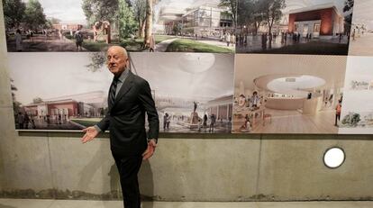 Norman Foster, hoy en Bilbao, ante varias imágenes del proyecto.