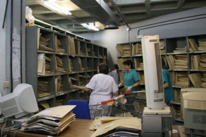 Un archivo de historias clínicas en el hospital público Gregorio Marañón de Madrid.