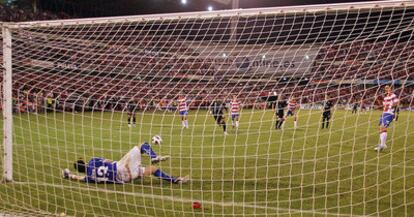 El portero Jaime para por segunda ocasión el penalti a Abel, a la derecha, en el descuento del partido.