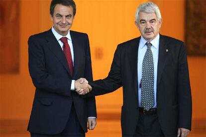 Jos Luis Rodrguez Zapatero y Pasqual Maragall, a las puertas del palacio de la Moncloa.