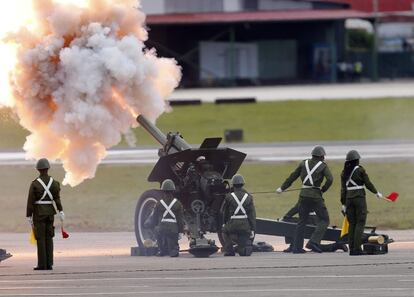 Miembros del Ej&eacute;rcito cubano participan en la ceremonia de bienvenida del papa Francisco en el aeropuerto Jos&eacute; Mart&iacute;.