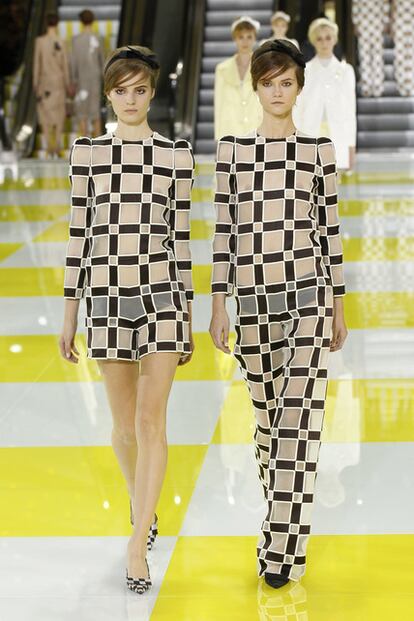 Esta pareja con transparencias compuesta por un mini jumpsuit y vestido hasta los pies combina maxi y mini cuadros.
