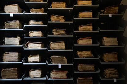 Manuscritos conservados en horizontal en la biblioteca del monasterio.