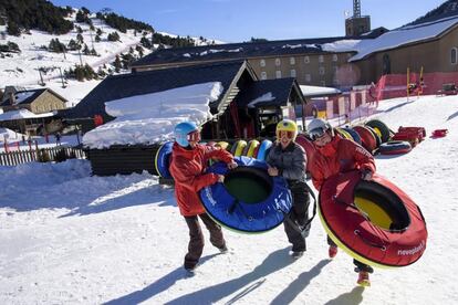 La estación de esquí y montaña Vall de Núria tiene una riqueza natural única, un valle escondido entre picos de casi 3.000 metros en el que solo se puede llegar a pie o en el tren cremallera. Una bonita escapada para disfrutar en invierno pero también en cualquier otra época del año. Alrededor del Santuario de la Virgen de Núria podemos encontrar varias propuestas para pasarlo bien en familia. Pero la mejor opción es el parque lúdico, aquí todos podréis tiraros en trineo o con los 'tubbing', esos flotadores gigantes en forma de donut. También hay una gincama de juegos de equilibrio en altura o un rocódromo y tirolina para los niños con espíritu aventurero. Para los más peques encontramos El Cau de la Marmota, un cobijo donde realizar entretenidas actividades más allá de la nieve como tiro con arco, taller de cuentos o taller de maquillaje. Y para los amantes de los trenes hay una interesante exposición sobre la construcción del cremallera.