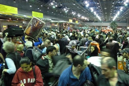 La zona de salidas del aeropuerto internacional de El Cairo, ayer completamente abarrotada de pasajeros que deseaban escapar del pas.