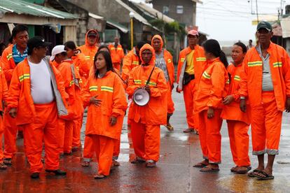 Residentes filipinos patrullan las calles antes de la llegada del tifón Mangkhut, en Aparri (Filipinas).