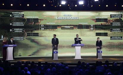 Os jogadores Roque Santa Cruz e Juan Fernando Quintero participaram do sorteio no Paraguai.