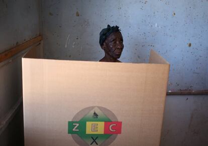 Una mujer espera para votar en las elecciones generales del país en Harare.