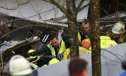 Un herido es rescatado tras el accidente de dos trenes cerca de Bad Aibling (Alemania).
