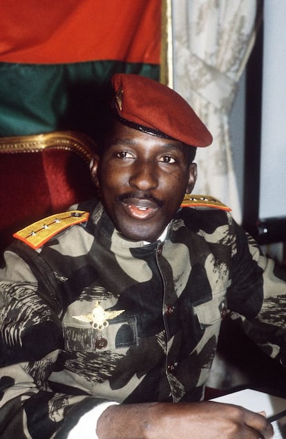 Fotografía tomada en febrero de 1986 de Thomas Sankara, entones presidente de Burkina Faso, dando una conferencia de prensa en Paris. Un año después murió en un ataque. La justicia del país ha emitido orden de arresto para el expresidente Blaise Compaore, que reside ahora en el exilio en Costa de Marfil. AFP / PASCAL GEORGE