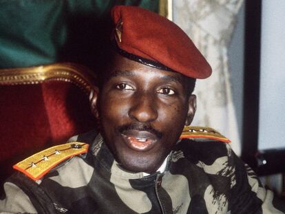 Fotografía tomada en febrero de 1986 de Thomas Sankara, entones presidente de Burkina Faso, dando una conferencia de prensa en Paris. Un año después murió en un ataque. La justicia del país ha emitido orden de arresto para el expresidente Blaise Compaore, que reside ahora en el exilio en Costa de Marfil. AFP / PASCAL GEORGE