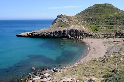 La Cala del Cuervo, en Las Negras (Almería), es una playa virgen, aislada visualmente, con 140 metros en los que se integra una combinación de arena gruesa y roca entallada. 