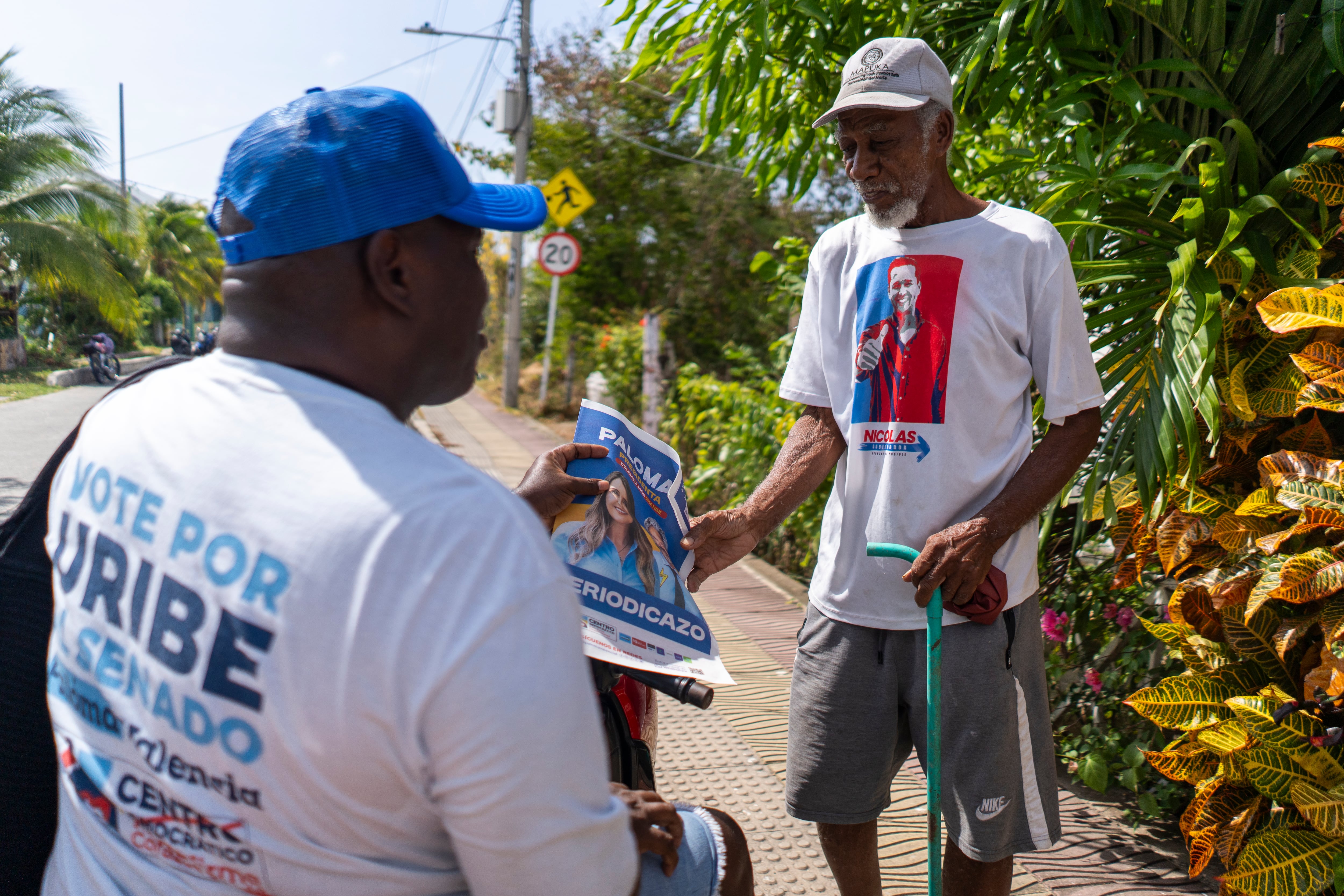 Aniceto Henry, exconcejal de Providencia entrega propaganda electoral.