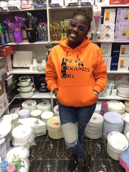 Ashley Karanja. con una sudadera de su empresa 'The Errands Girl', en una tienda de Nairobi (Kenia) haciendo uno de sus recados.