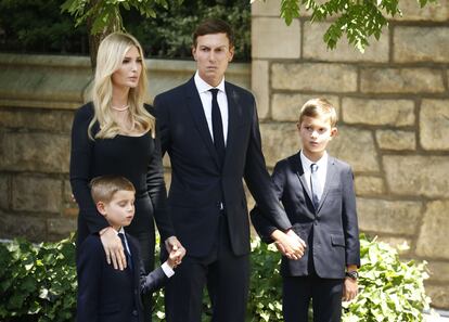 Ivanka Trump, de 40 años, ha acudido al funeral de su madre junto a su familia: su marido, Jared Kushner, y dos de sus hijos, Theo y Joseph Kushner. La ceremonia religiosa se ha celebrado en la iglesia de San Vicente Ferrer, en Manhattan. Durante el discurso de despedida recordó a Ivana como pionera, admirada por hombres y mujeres por igual, por su "gracia y su belleza", pero también por su destreza comercial y su ética de trabajo implacable, según recoge el diario 'The New York Times'.