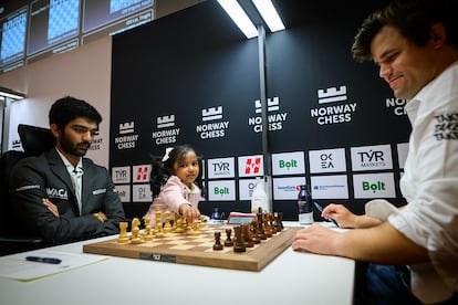 Una niña hace el saque de honor en la partida Gukesh-Carlsen del torneo Norway Chess este domingo en Stavanger (Noruega)